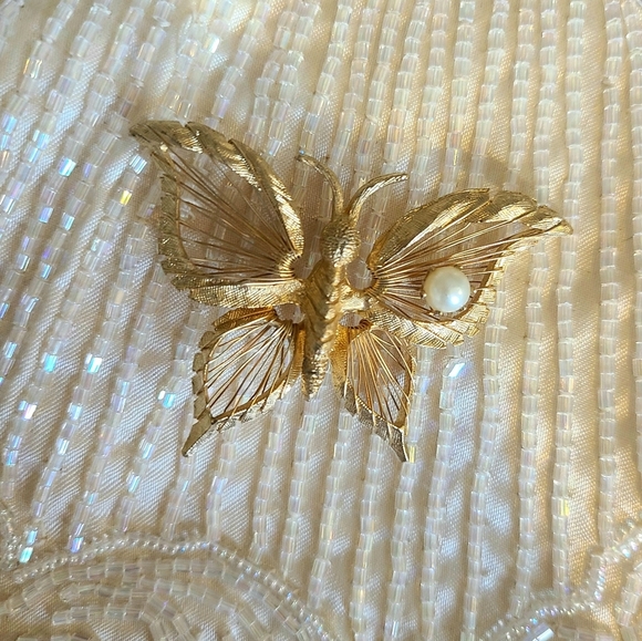 EUC Vtg Pearl/Gold Tone Butterfly Pin/Brooch - Picture 2 of 4